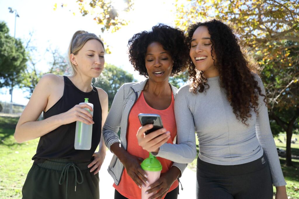 45_ThreeWomenPath_641A3647