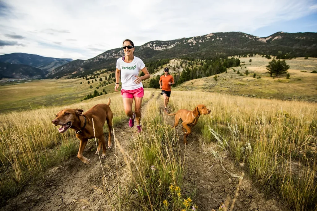 fi_couple_running_dogs_531132727