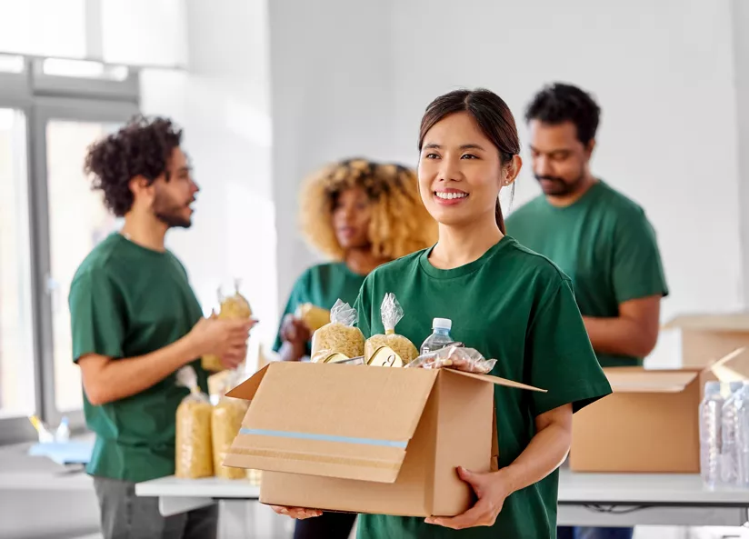 li_volunteer_carrying_box_497027559